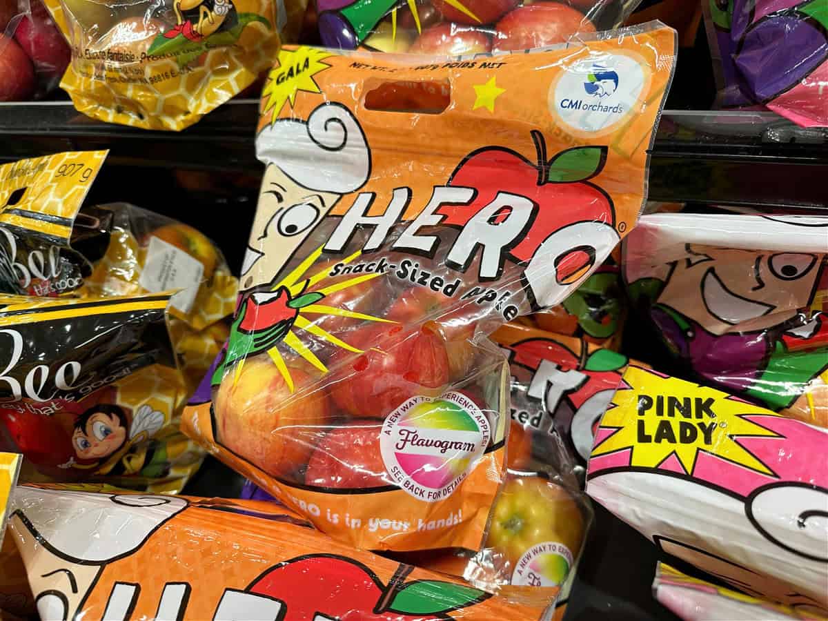 Flavogram apples packed in plastic bags.
